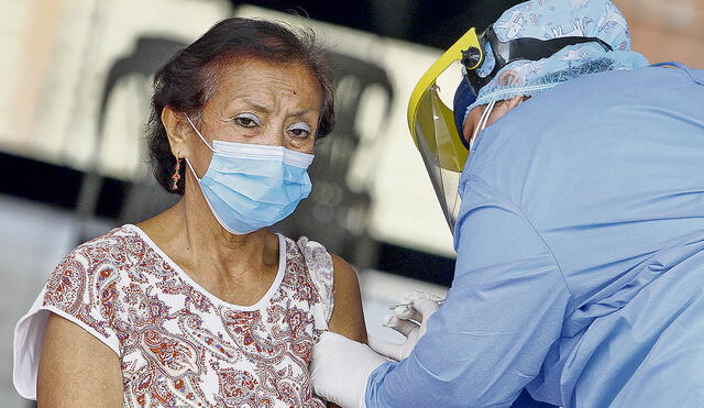 Primera fase. La vacunación de los mayores de 80 años continuará el lunes en SJL. Foto: Luis Jiménez/La República