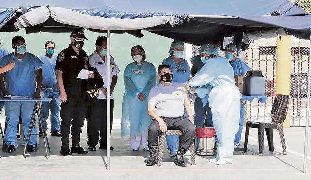 Una dosis. El comandante general PNP, César Cervantes, fue el último policía en vacunarse. Foto: PNP