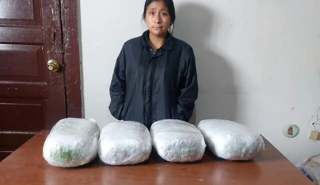 Melanie Pérez llevaba una maleta con cuatro paquetes de marihuana. Foto: PNP