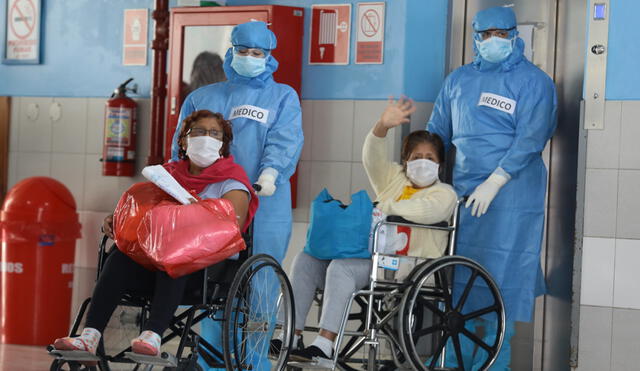 Dos mujeres abandonan el Hospital San Isidro Labrador tras vencer al virus. Foto: EsSalud