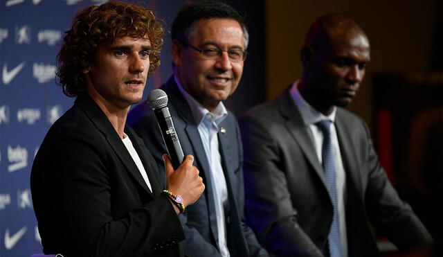Eric Abidal y Josep Maria Bartomeu estuvieron en la presentación de Antoine Griezmann como jugador del FC Barcelona. Foto: AFP