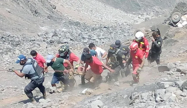 Bomberos y PNP lograron rescatar al conductor del vehículo. Foto: URPI - GLR