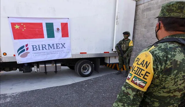 Militares del Ejército de México resguardan las 940.000 dosis de CanSino. Foto: EFE