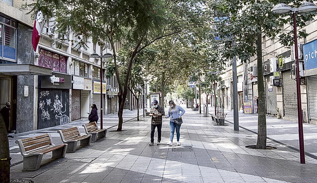 Vacío. Calles desoladas en la capital de Santiago muestran el impacto de las restricciones tomadas por las autoridades. Foto: AFP