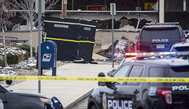 Tragedia. Policía cercó la zona para lograr capturar al asesino y proteger a las víctimas. Foto: AFP