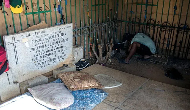 Luis Miguel Méndez, de 41 años, es una de las personas sin techo que vive en este cementerio situado en Caracas, capital de Venezuela. Foto: AFP