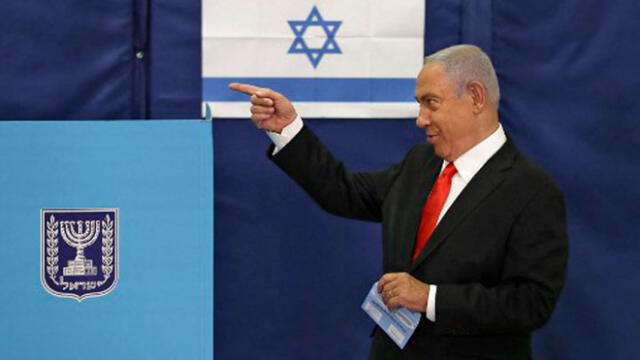 El primer ministro israelí, Benjamin Netanyahu, hace gestos mientras vota en un colegio electoral en Jerusalén. Foto: AFP