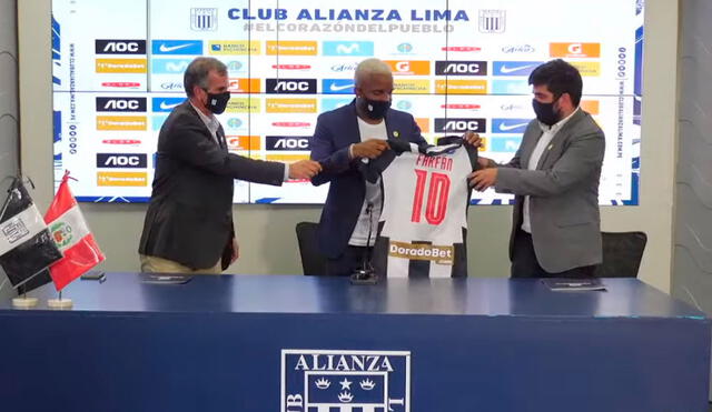 El atacante firmó contrato por dos temporadas con el cuadro íntimo. Foto: captura de Alianza Lima TV / YouTube