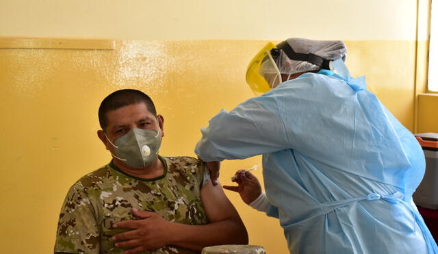 Personal del Ejército es inmunizado contra la COVID-19. Foto: La República