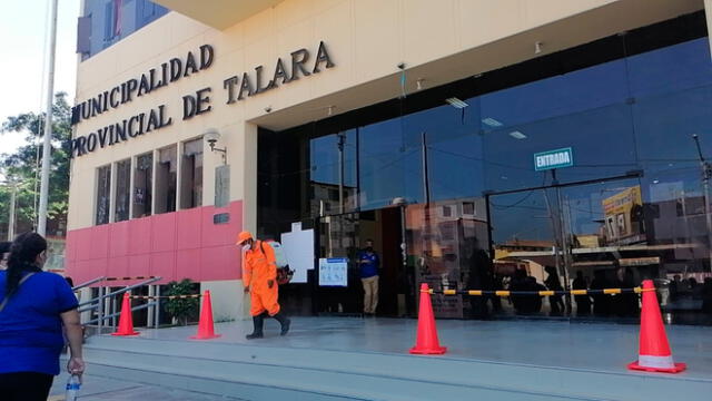 Trabajadores desinfectan local de la Municipalidad Provincial de Talara. Foto: difusión