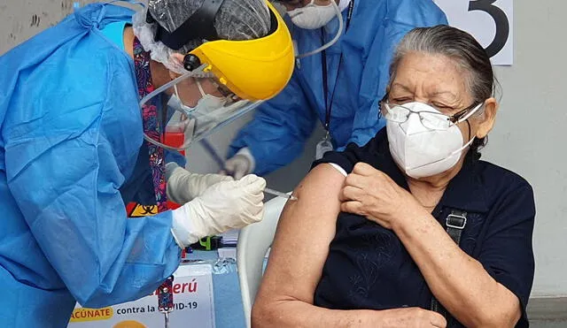 Esta vacunación servirá para que la población vulnerable no desarrolle síntomas graves de la enfermedad y se reduzca la tasa de mortalidad en Lima. Foto: Jessica Merino / URPI-GLR