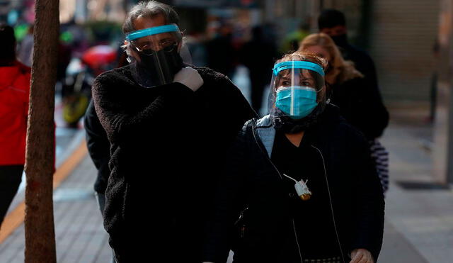 Los nuevos casos de coronavirus en Chile bajaron a 4.826 tras varios días anotando máximos. Foto: EFE