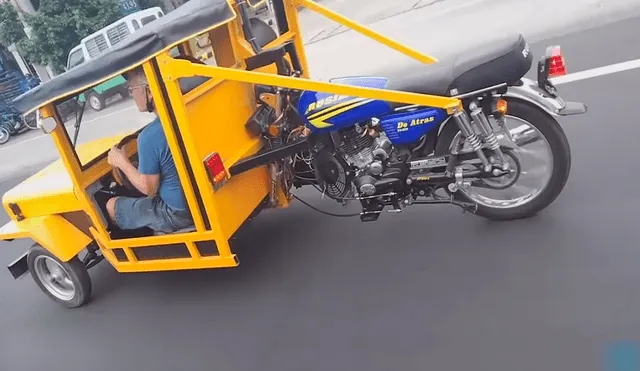 El hombre construyó un extraño vehículo uniendo una motocicleta con la parte delantera de un auto. Foto: captura de YouTube / Prensa Viral