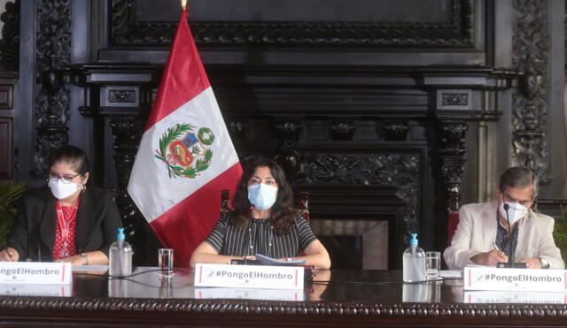 La primera ministra Violeta Bermúdez presidió la conferencia, en la que estuvo acompañada de la titular de Defensa, Nuria Esparch, y del titular de Salud, Óscar Ugarte. Foto: PCM