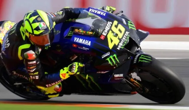 El piloto italiano de Monster Energy Yamaha, Valentino Rossi, participa en la tercera sesión de entrenamientos del Gran Premio de MotoGP Valencia en el 2020. Foto: AFP