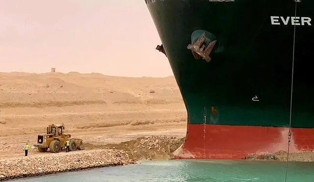 Por el Canal de Suez transita el 10 % del comercio mundial. Foto: AFP