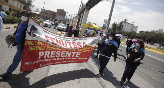 Trabajadores llevan varios días protestando contra autoridades del sector Salud. Foto: La República.
