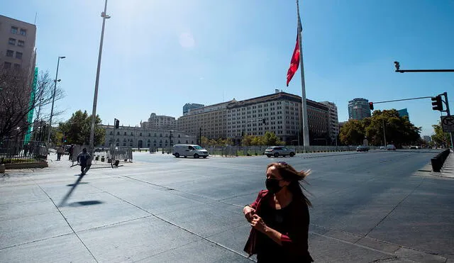 Chile se prepara para un fin de semana de megacuarentena, con el 97% de la población confinada y los permisos para ir a comprar suspendidos, ante el alza de casos de coronavirus. Foto: EFE