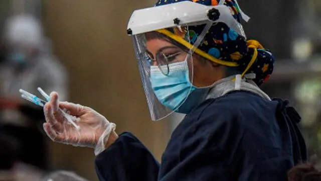 Una enfermera prepara dosis de la vacuna CoronaVac —desarrollada por el laboratorio chino Sinovac— contra la enfermedad COVID-19, en Bogotá el 26 de marzo de 2021. Foto: AFP