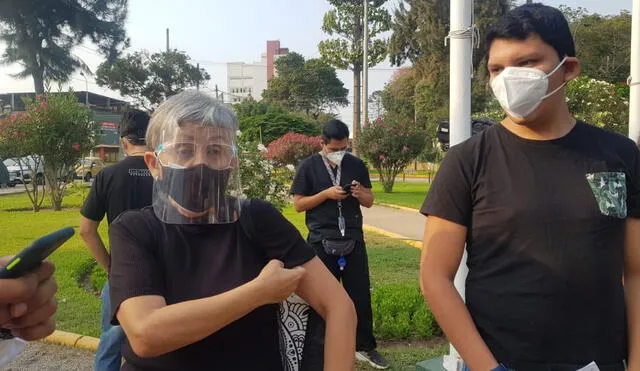 Manifestantes exigen el levantamiento del doble ciego para inmunizar a quienes recibieron placebo. Jessica Merino/URPI-GLR