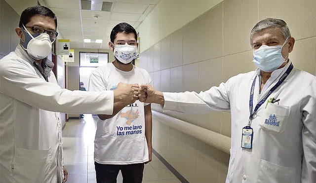 Valiente. Albert Ñahui y los médicos del hospital Almenara que lo ayudaron a salir adelante. Foto: difusión