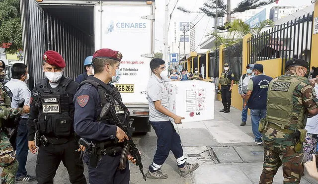 Traslado. En abril llegarán 200 mil dosis de la vacuna de Pfizer cada semana. Estas serán enviadas también a las regiones. Foto: Marco Cotrina/La República