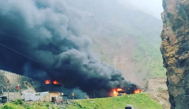 Incendio aún no ha sido controlado por los Bomberos. Foto: Deviandes Perú
