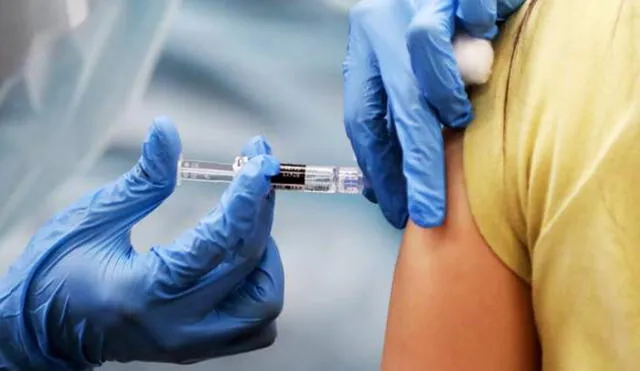 Tres expertos de los Estados Unidos analizaron la relación de los efectos secundarios de las vacunas con su efectividad en las personas. Foto: AFP.