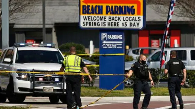 Policía de Virginia Beach colocó cinta policial en Av. Pacific en el Oceanfront por la mañana después de un tiroteo fatal la noche anterior en Virginia Beach, Virginia. Foto: Stephen Katz