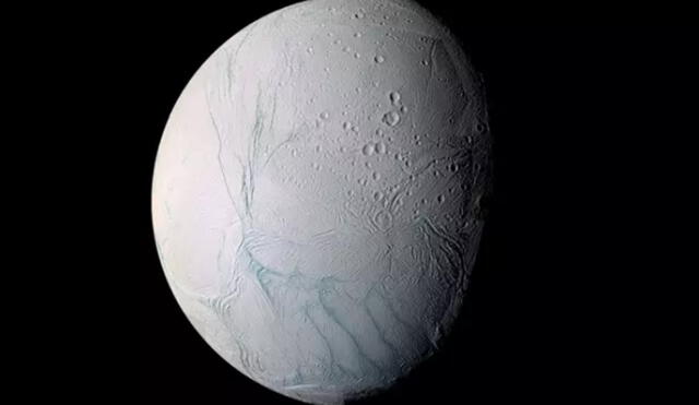 Encélado será estudiado más a profundidad porque se cree que puede albergar vida en sus fondos marinos. Foto: NASA / JPL