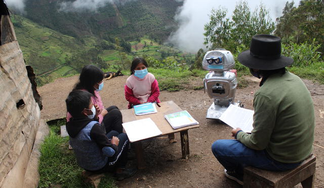 El profesor Velásquez y Kipi visitaron la comunidad de Duraznulloc, Huancavelica, muchos alumnos llevaron cursos de nivelación durante las vacaciones.