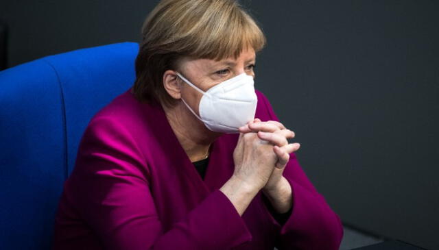 Merkel insistió en que las medidas de restricción de los contactos sociales, el uso constante de la mascarilla y el teletrabajo son opciones preferenciales. Foto: AFP