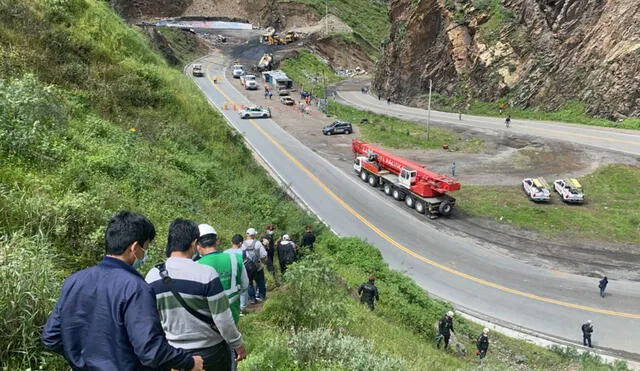 Personas arriesgan sus vidas para descender pendientes en busca de rutas alternas. Foto: Raúl Egusquiza / URPI - GLR