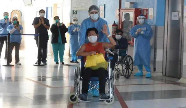Hombre sale del Hospital San Isidro Labrador tras recuperarse de la COVID-19. Foto: EsSalud