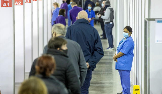 members of the public wait to receive a dose of the AstraZeneca/Oxford Covid-19 vaccine at the SSE Arena which has been converted into a temporary vaccination centre, in Belfast, Northern Ireland on March 29, 2021. (Photo by Paul Faith / AFP)
