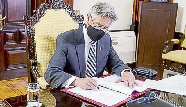 Acto. Presidente Sagasti firmó en Palacio la nueva norma. Foto: difusión