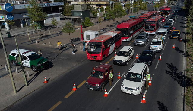 El ministro Paris se refirió puntualmente al permiso de circulación que utilizan en Chile desde que irrumpió la pandemia de COVID-19. Foto: AFP