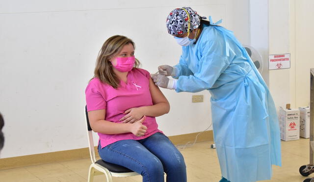 Personal de salud recibe la primera dosis de vacuna contra la COVID-19. Foto: La República