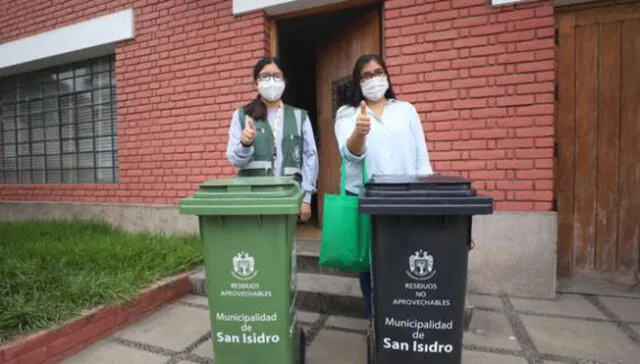 Los promotores ecológicos son los encargados del traslado de los contenedores desinfectados. Foto: Municipalidad de San Isidro