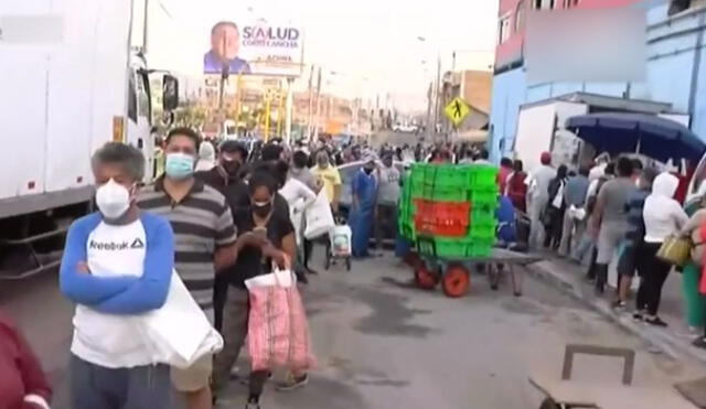 La extensión de la fila va por dos cuadras. Foto: captura de TV Perú