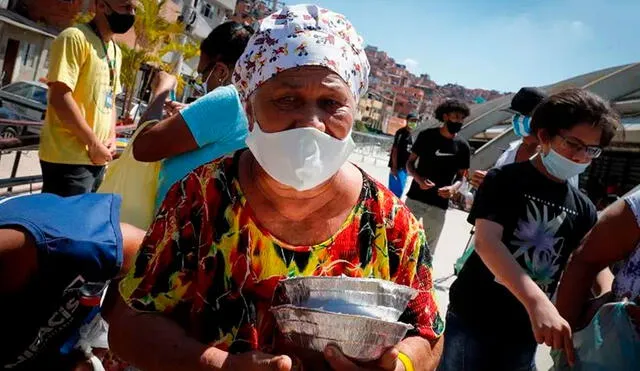 La afluencia de nuevos pobres llevó a la alcaldía de Sao Paulo a aumentar de 7.500 a 10.000 las meriendas diarias distribuidas. Foto: EFE