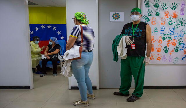 Venezuela ha vacunado a parte de su personal médico, mientras continúa la demanda por la severa crisis y la insuficiencia de los bonos entregados en la plataforma Patria. Foto: EFE