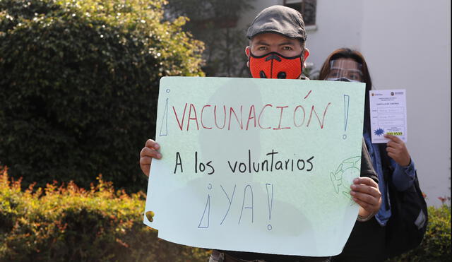 Participantes exigen que se abran los ciegos del ensayo y conocer quiénes recibieron la candidata a vacuna con la cepa de Beijing. Foto: Carlos Contreras/La República