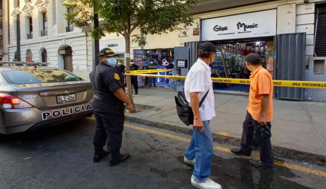 Policías de la comisaría de Alfonso Ugarte fueron los primeros en llegar a la escena. Foto: Joel Robles/URPI - GLR