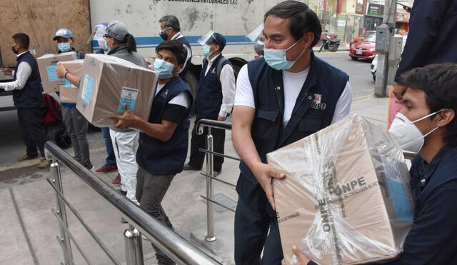 Los paquetes contienen cédulas de sufragio, actas electorales, lapiceros y los materiales para los tres momentos de la jornada. Foto: ODPE Arequipa 1