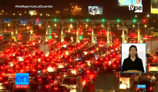 Debido a la gran cantidad de unidades, se generó congestión vehicular en el peaje de Villa El Salvador. Foto: captura de TV Perú