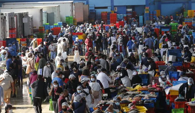 Cientos de personas llegaron para adquirir pescados y mariscos para este Jueves Santo. Foto: Félix Contreras / La República