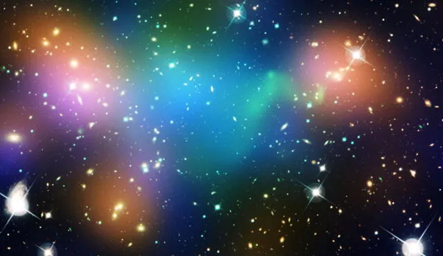 Los modelos teóricos indican que el 70% del universo está compuesto de energía oscura y el 25% de materia oscura, representada en la imagen con el color azul. Foto: NASA/ESA