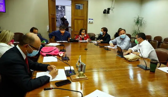 Comisión de Constitución de la Cámara de Diputadas y Diputados de Chile aprueba normativa que impone impuesto a los millonarios. Foto: Agencia UNO