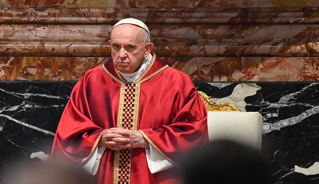 El papa Francisco por segundo año consecutivo preside la misa de Viernes Santo en plena pandemia. Foto: AFP